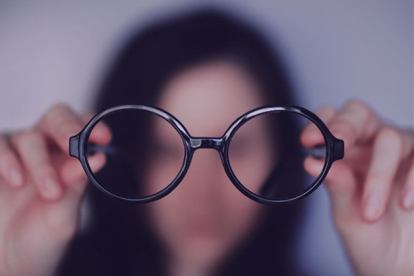 Hipermetropiya Nədir? Hipermetropiyanın əlamətləri
